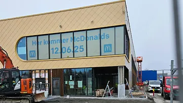 Ny McDonald’s-filial under bygging med åpning annonsert til 12.06.25 på store vinduer.
