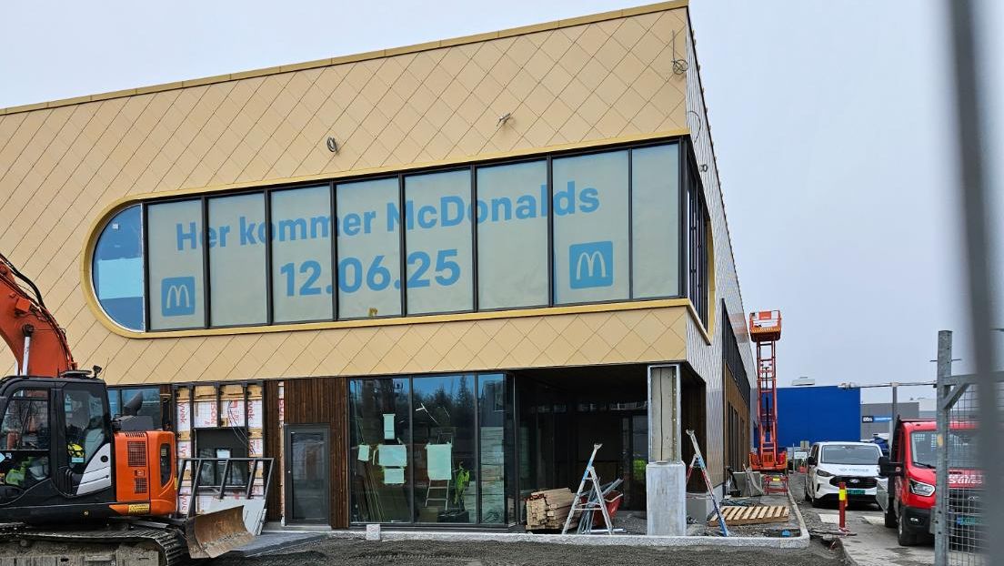 Ny McDonald’s-filial under bygging med åpning annonsert til 12.06.25 på store vinduer.
